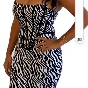 Elegant Black and White Strapless Dress Zebra Print Zips And Back Sized Large